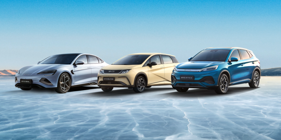 3 BYD Autos auf Eis blauer Hintergund