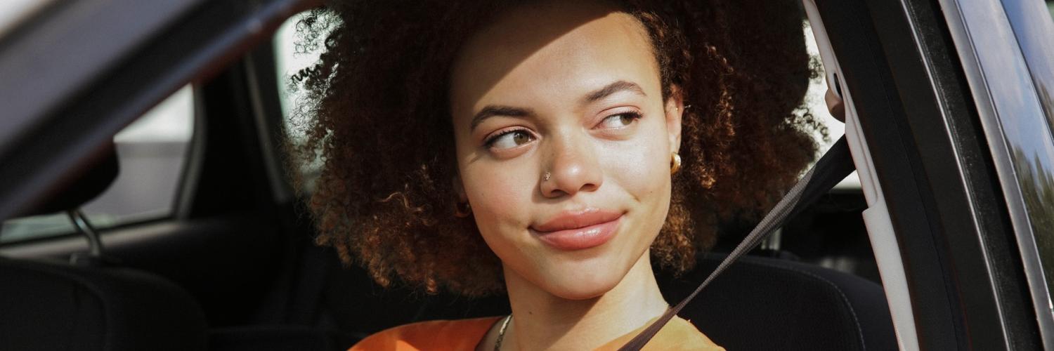 Frau im Auto Kleidung orange