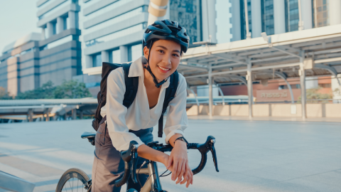 Frau mit Fahrrad