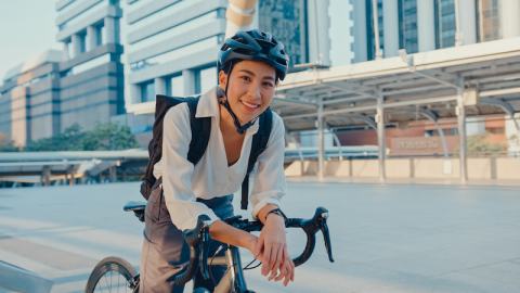 Frau mit Fahrrad 