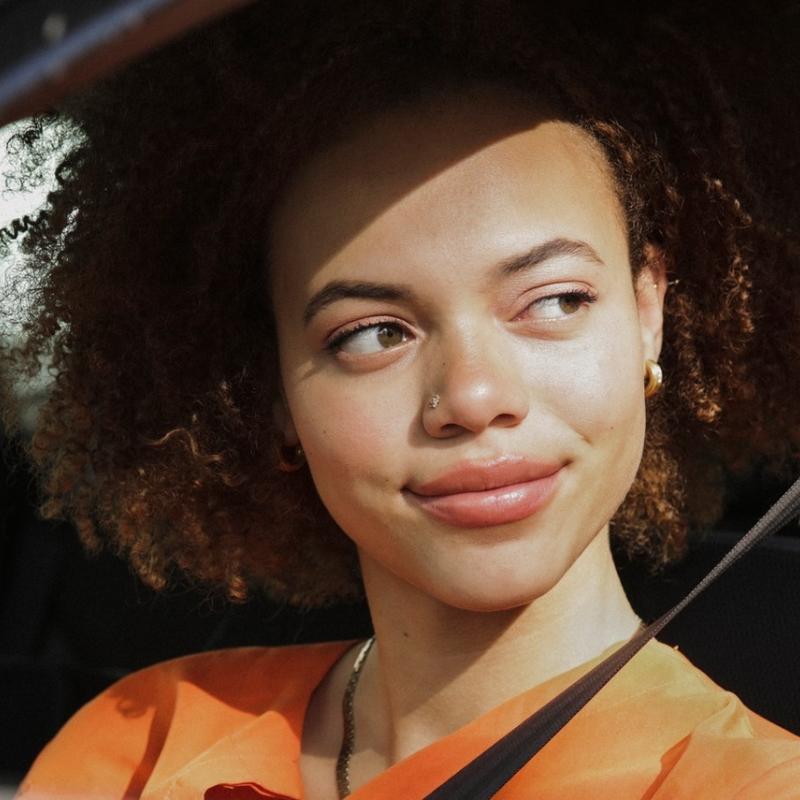 Frau im Auto Kleidung orange