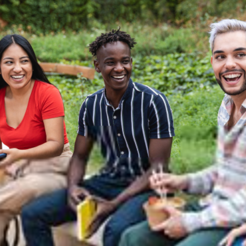 Gruppe junger Menschen lachend