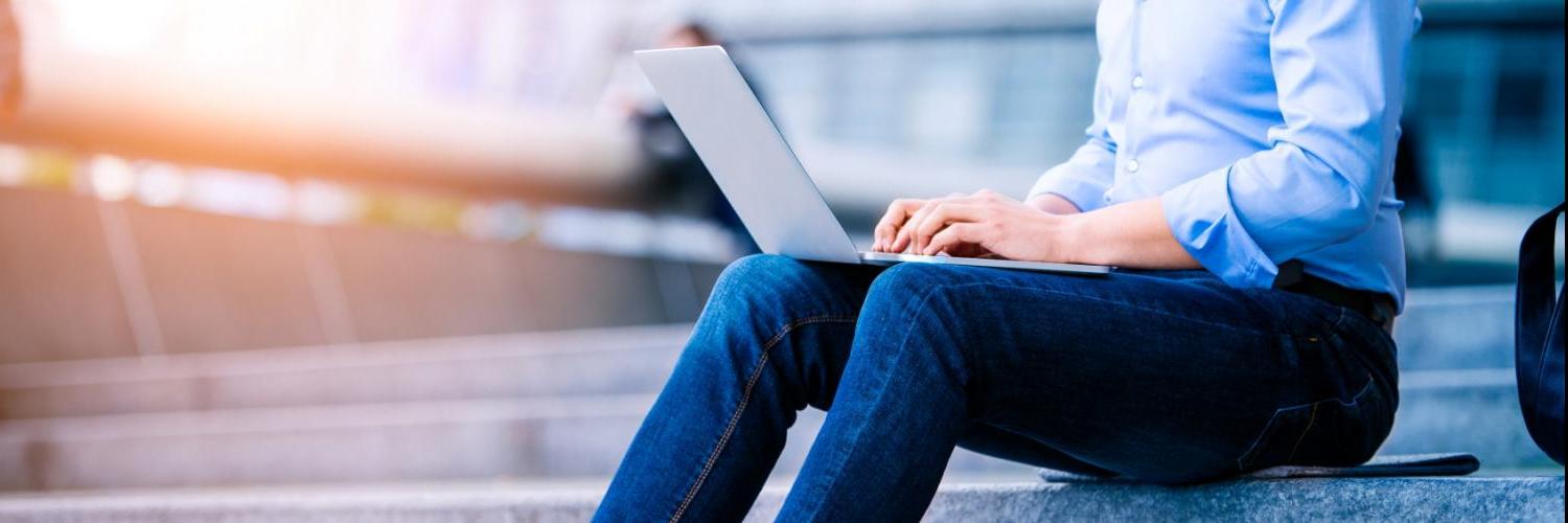 Privatkunde sucht nach Angeboten von Arval auf einem Laptop - Finden Sie hier alle wichtigen Unterlagen zu Ihrem Leasing
