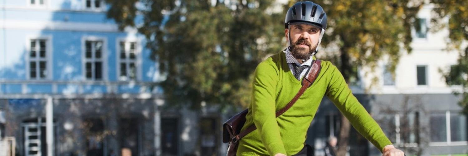 Man auf einem Rad in der City