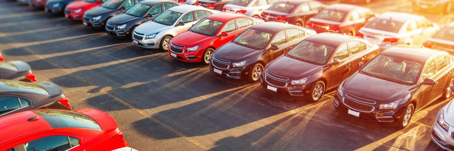 Fleetmanagement - Fuhrparklösungen für jedes Unternehmen Luftansicht auf Parkplatz mit vielen befüllten Autoreihen