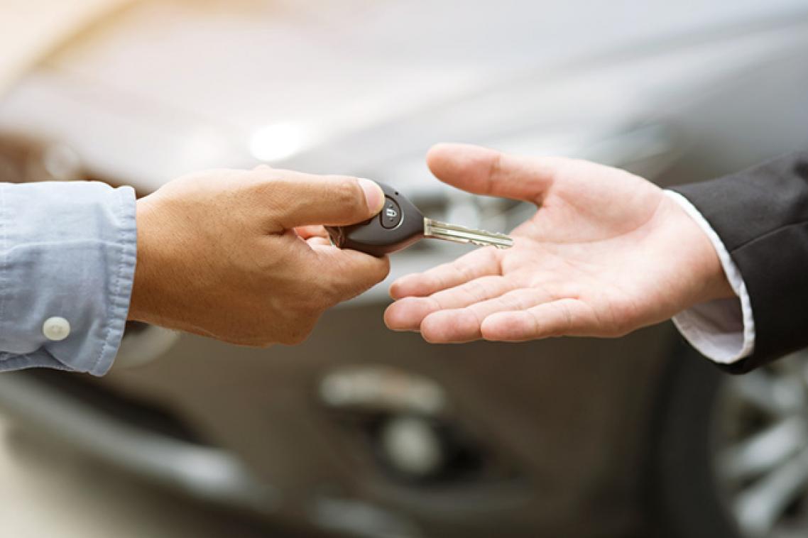 We can see a customer who return his key car.