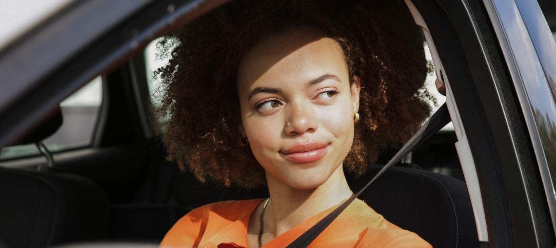 Frau im Auto Kleidung orange