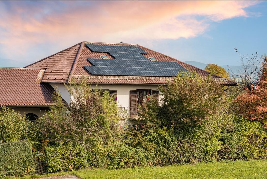 Photovoltaik-Anlage von Otovo x Arval Haus mit einem roten Dach und einer Photovoltaik Anlage