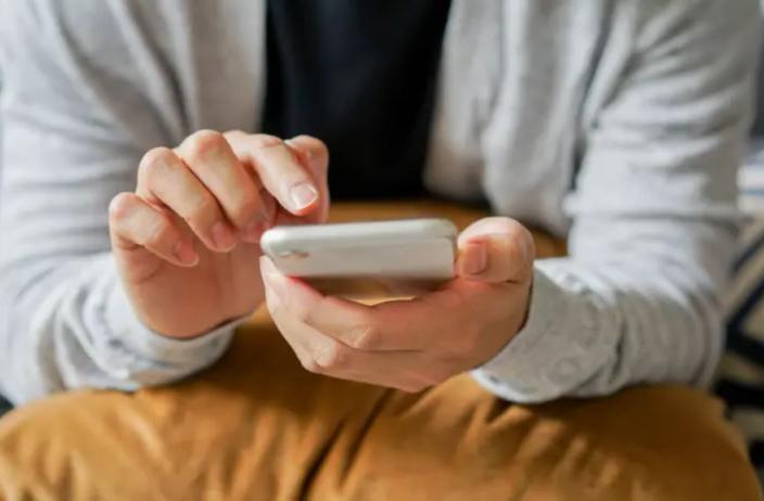 Zwei Hände tippen auf Smartphone - Mit Ihrer App von Arval haben Sie stets alles Wichtige auf Ihrem Smartphone.