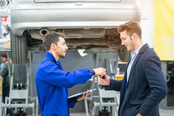 Mitarbeiter in Autowerkstatt übergibt Schlüssel an Arval-Kunde" - Buchen Sie schnell und einfach einen Werkstatt-Termin